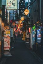 日本科幻机甲动漫封面，巨型机器人与城市背景，蓝光高清免费在线观看