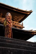 2025年日本爱情文艺电影封面，樱花树下两人相望，温柔色调，高清免费在线观看